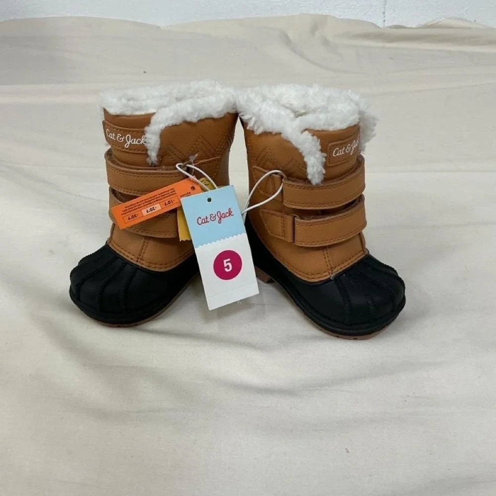Brand new with tags Cat & Jack kids winter snow boots in size